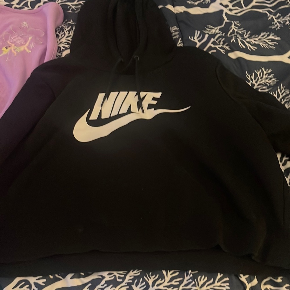 Black Nike cropped hoodie. Barely worn. Size XL
